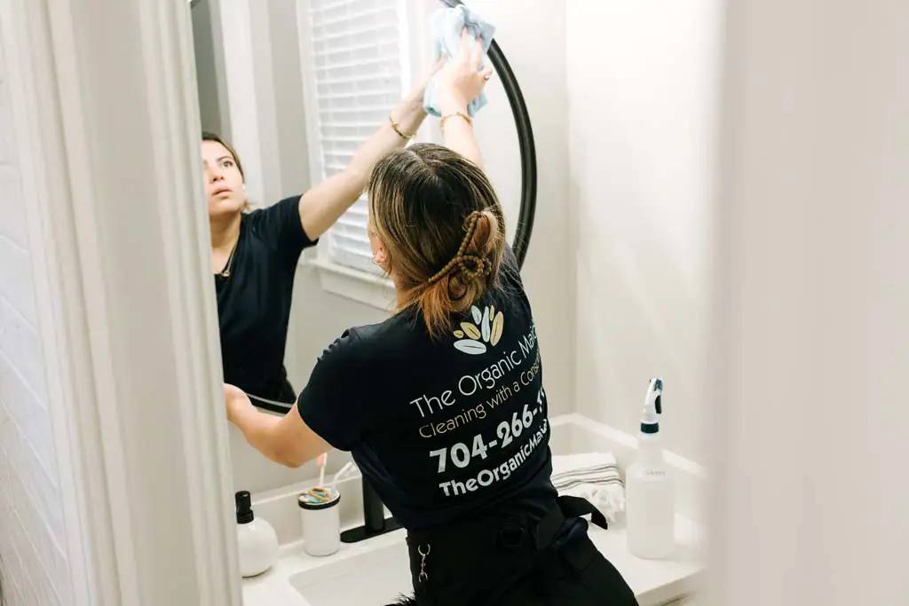 organicmaids-cleaning-bathroom-mirrors